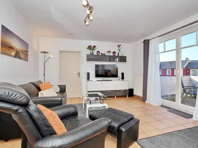 Wohnzimmer mit Zugang zum Balkon Wohnzimmer mit Zugang zum Balkon