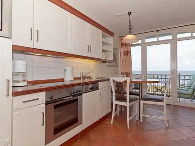 Küchenzeile mit Backofen