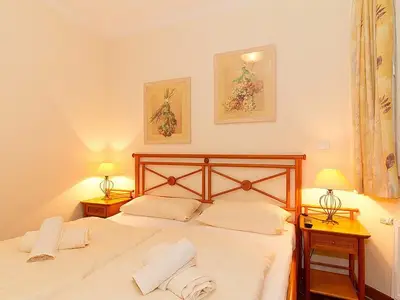 Schlafzimmer mit Doppelbett