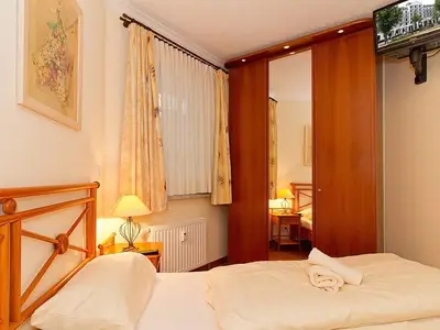 Schlafzimmer mit Doppelbett