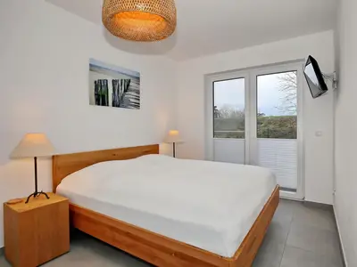 1.Schlafzimmer mit Doppelbett und TV