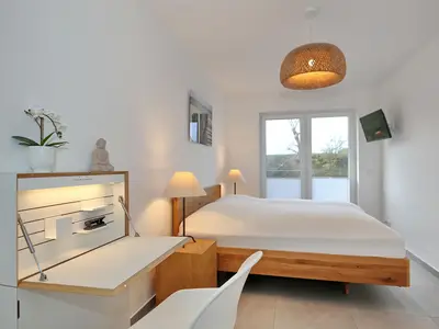 1.Schlafzimmer mit Schreibtisch