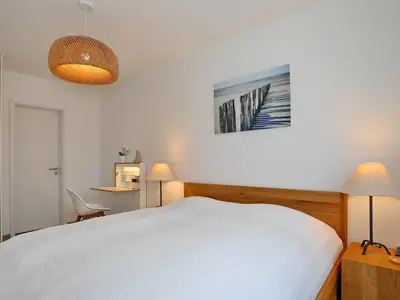1. Schlafzimmer mit Doppelbett und Kleiderschrank