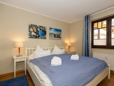 Schlafzimmer mit Doppelbett