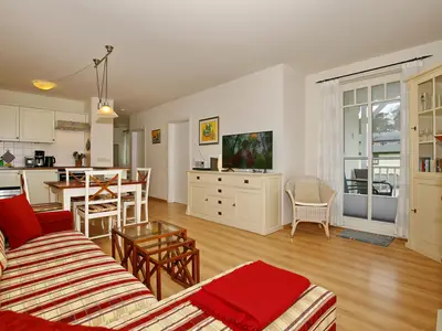 Wohnzimmer mit Zugang zum Balkon