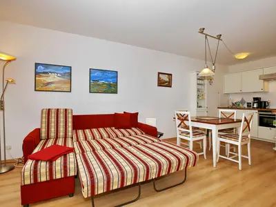 Wohnzimmer mit ausgeklappter Schlafcouch