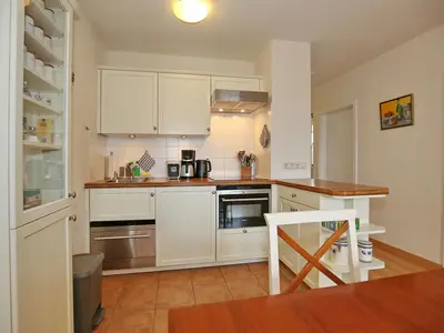 Küche mit Geschirrspüler und Backofen