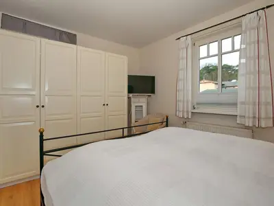 1. Schlafzimmer mit Kleiderschrank und TV