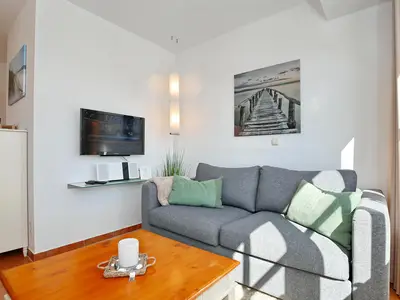Wohnzimmer mit Sofa und TV