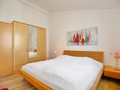 1. Schlafzimmer mit Kleiderschrank