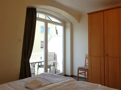 Schlafzimmer mit Doppelbett und Kleiderschrank