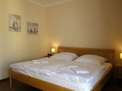 Schlafzimmer mit Doppelbett
