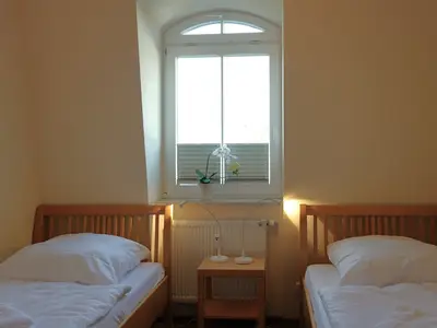 Schlafzimmer mit zwei Einzelbetten