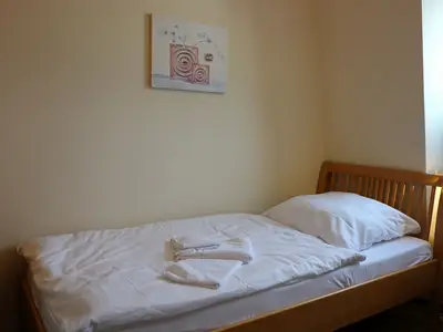 Schlafzimmer mit zwei Einzelbetten
