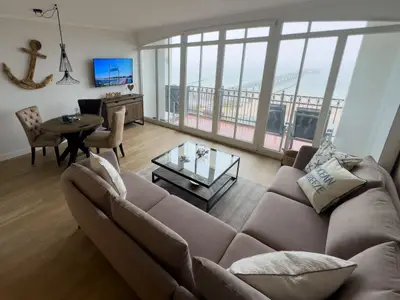 Wohn-Essbereich mit Couch und Flatscreen-TV