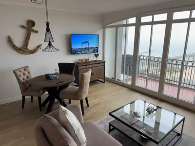 Wohn-Essbereich mit Couch und Flatscreen-TV