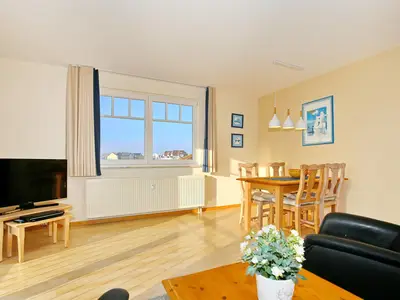 Wohnzimmer mit Esstisch und TV Wohnzimmer mit Esstisch und TV