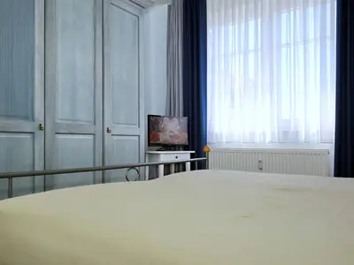 Schlafzimmer mit Doppelbett und Kleiderschrank Schlafzimmer mit Doppelbett und Kleiderschrank