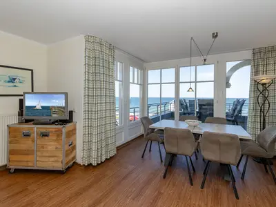 Wohn-/Essbereich mit Zugang zum Balkon