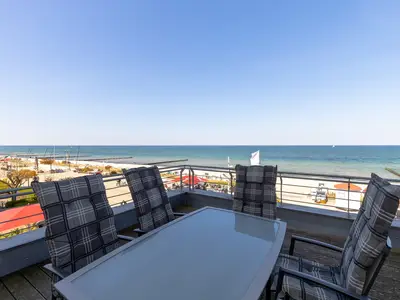 Balkon mit Blick aufs Meer