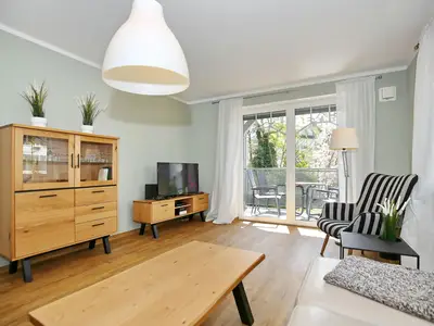 Wohnzimmer mit TV und Schrank