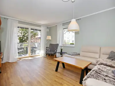 Wohnzimmer mit Zugang zum Balkon