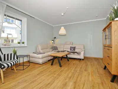 Wohnzimmer mit Sitzecke und Lesesessel