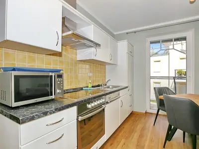 Küche mit Geschirrspüler und Backofen