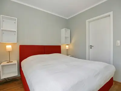 Erstes Schlafzimmer mit Doppelbett