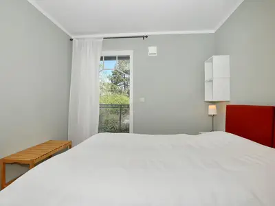 Erstes Schlafzimmer mit Zugang zum Balkon