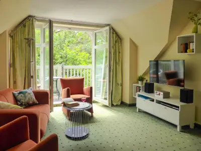 Blick in den Wohnbereich mit Balkon und Stadtwald