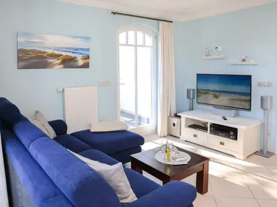 Wohnzimmer mit Sofa und TV Wohnzimmer mit Sofa und TV