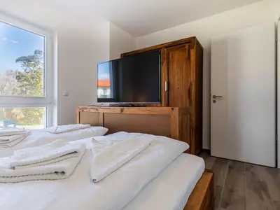 Schlafzimmer mit Kleiderschrank und Kommode