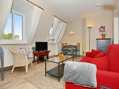 Wohnzimmer mit Sofa und TV