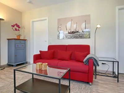 Wohnzimmer mit Schlafsofa und Kommode
