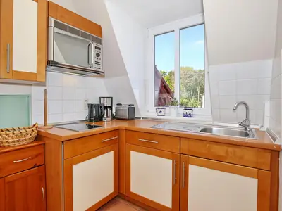 Küche mit Kühlschrank und Mikrowelle