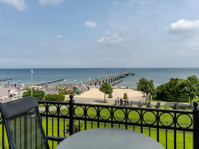 Balkon mit Gartenmöbeln