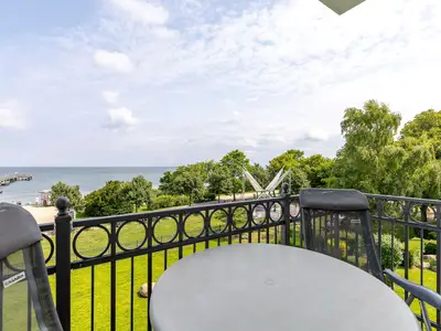 Balkon mit Gartenmöbeln und Ausblick