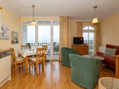 Wohn-Essbereich mit Couch und Flatscreen-TV