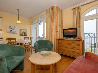 Wohn-Essbereich mit Couch und Flatscreen-TV