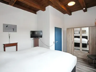 Schlafzimmer mit Doppelbett und Kleiderschrank