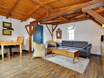 Wohnzimmer mit Sofa und Esstisch