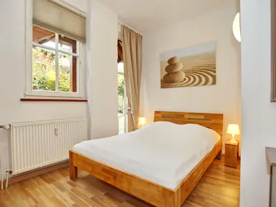 Schlafzimmer mit Doppelbett