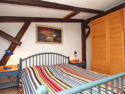 Schlafzimmer mit Doppelbett und Kleiderschrank