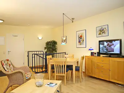 Wohnzimmer mit Kommode und TV