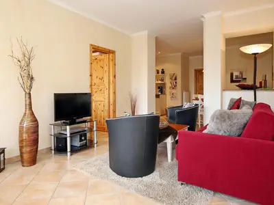 Wohnzimmer mit Sitzecke und TV