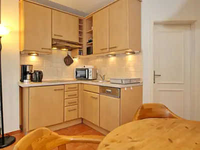 Küche mit Geschirrspüler und Mikrowelle