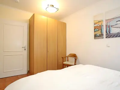 1. Schlafzimmer mit Kleiderschrank