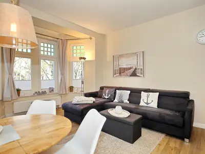 Wohnzimmer mit Schlafcouch und Essbereich