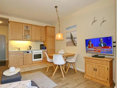 Wohnzimmer mit Kommode und TV